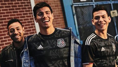 México estrenó su camiseta negra para la próxima Copa 2019